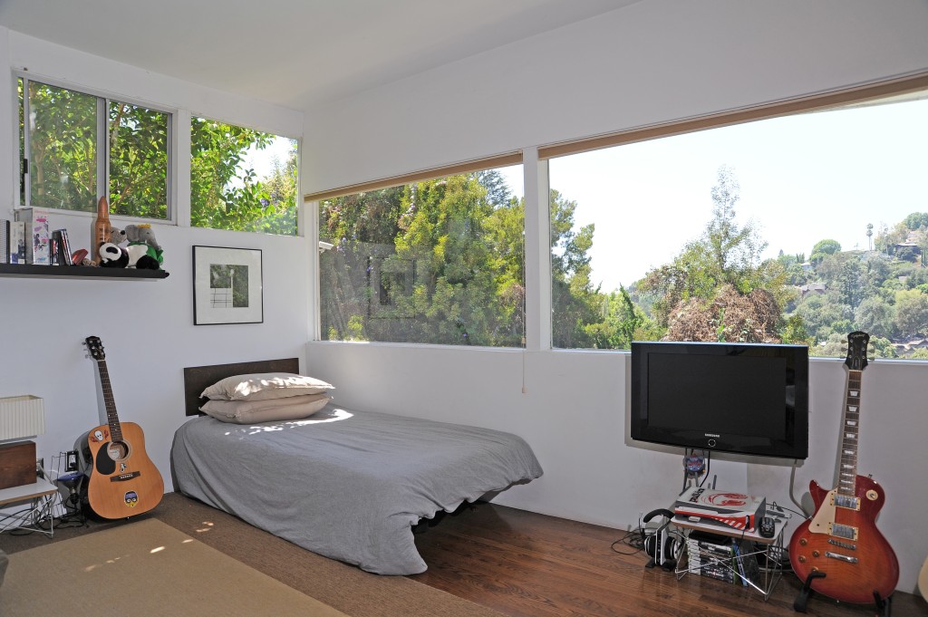 2143-panorama-terrace-art-bedroom-1