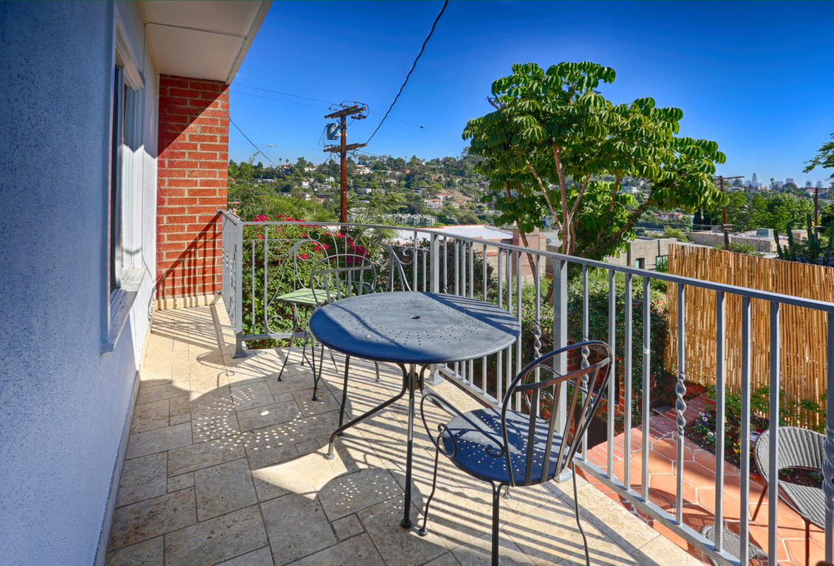 3839 Clayton Avenue 2nd story patio
