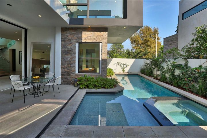 1621 N Fairfax Ave - poolside seating