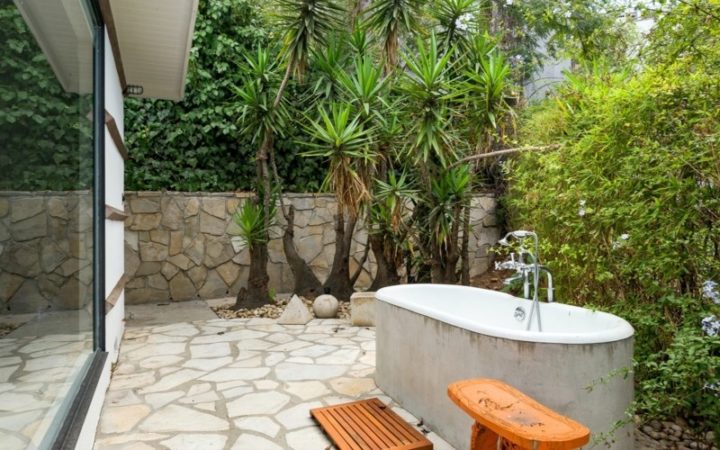 3343 Adina Drive tub patio